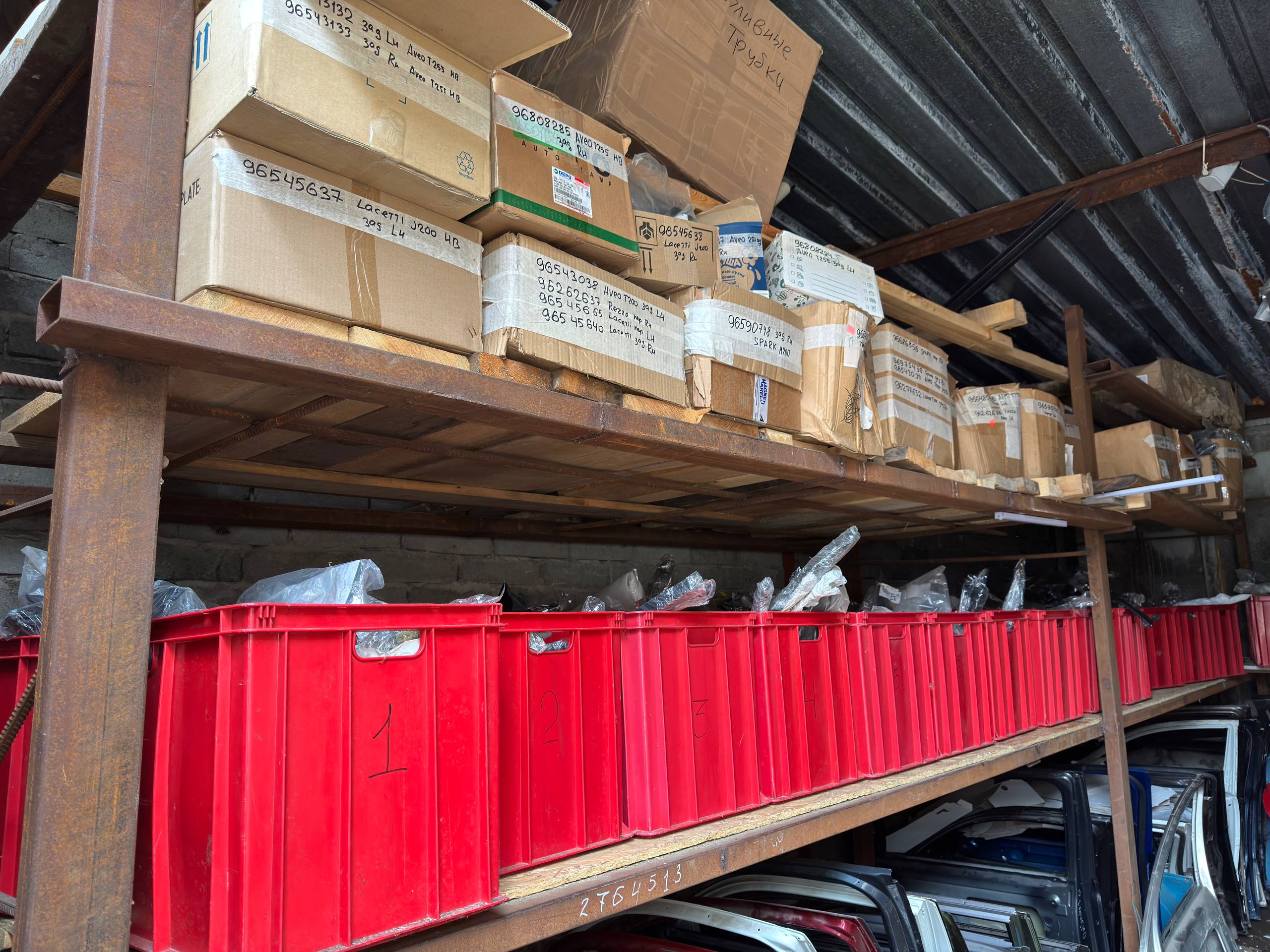 Стеллажи с запчастями